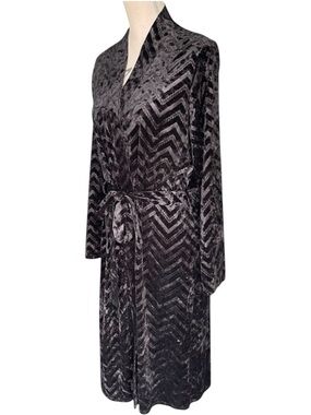 NWOT Hamilton Black Zigzag Embossed Velvet Robe (M/L)